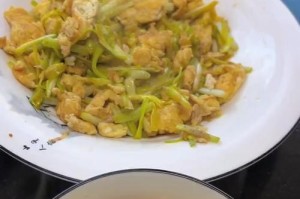在家怎么生蒜黄？（简单易行的家庭种植方法）